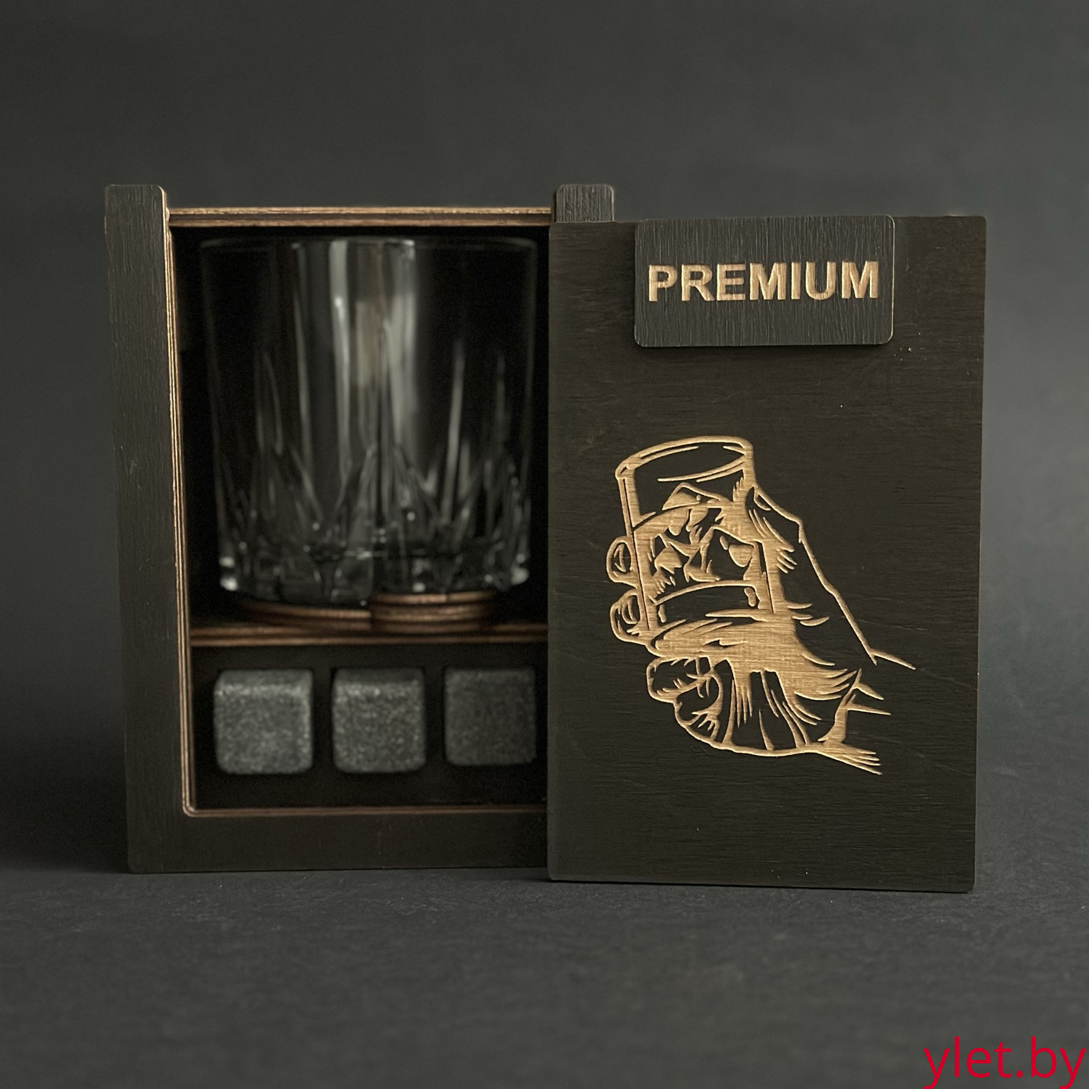 Набор для виски Premium «Стакан в руке» (cтакан + 3 камня) Набор для виски Premium «Стакан в руке» (cтакан + 3 камня)