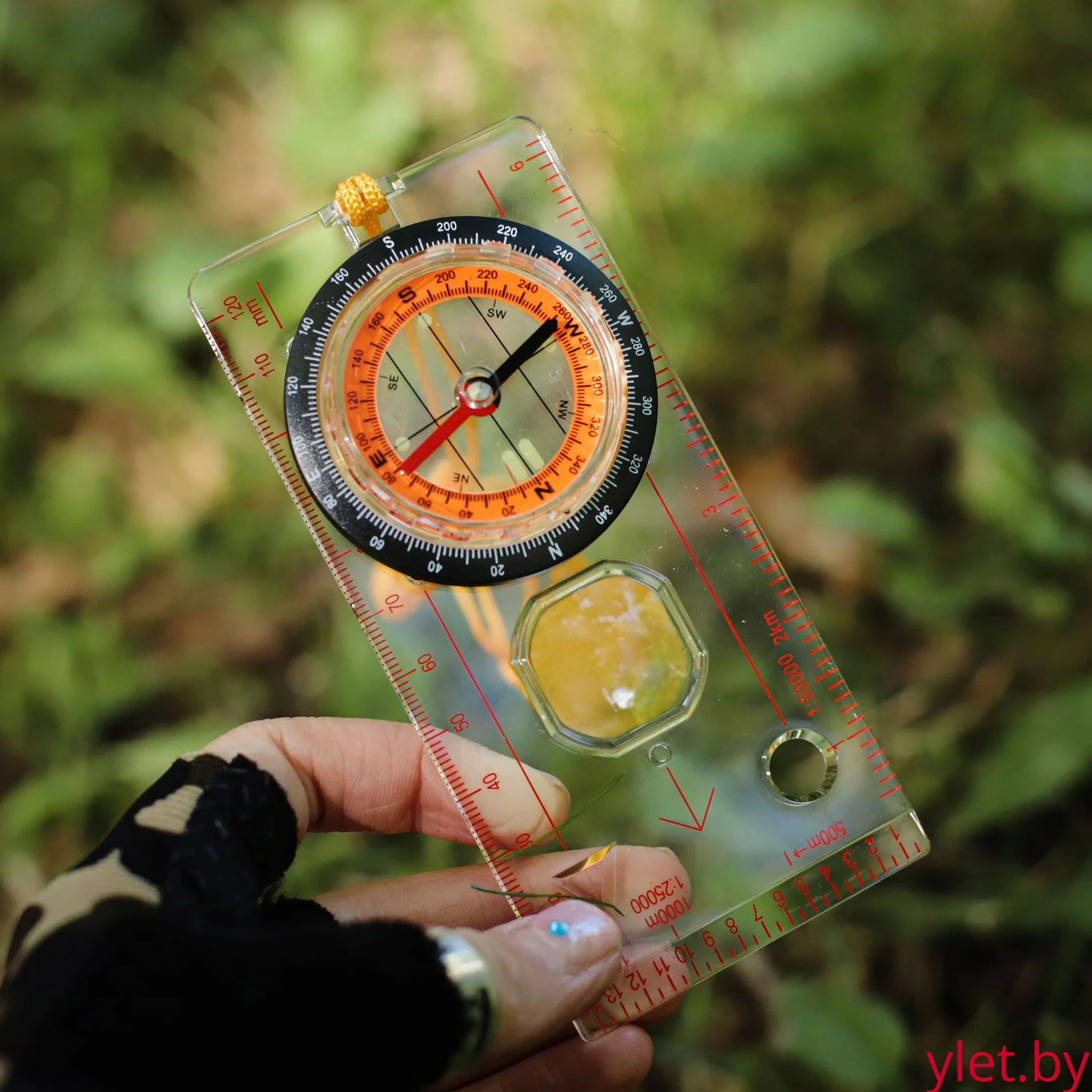Компас жидкостный с линейкой, лупой и линейкой 45-5C оранжевый