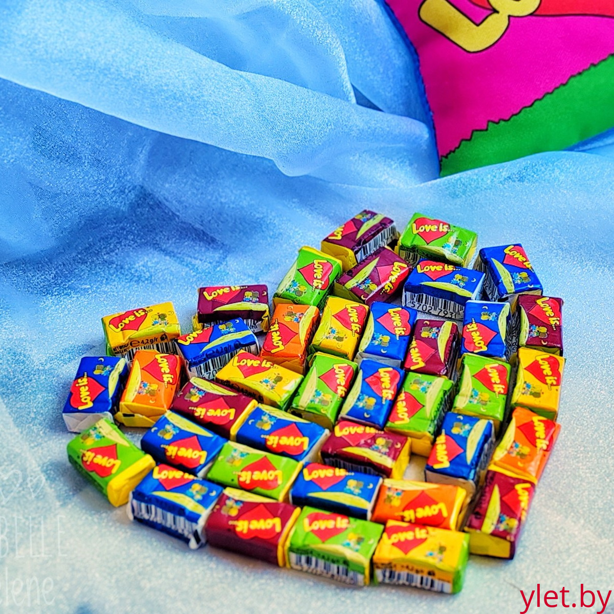 Жвачка "Love is". Ассорти, 100 шт