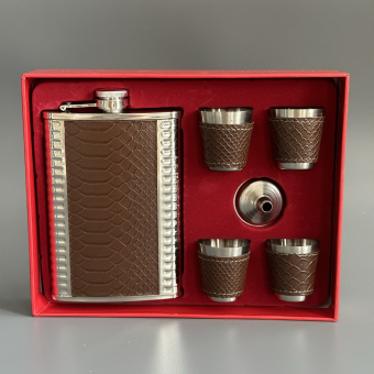 Набор: фляжка, 4 стопки и дозатор Крокодил коричневый