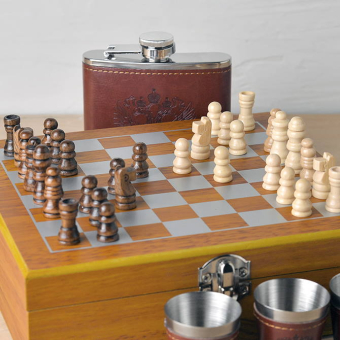 Набор фляжка, стопки и шахматы
