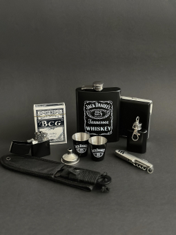 - Подарочный набор в кожаном кейсе (10 предметов) PMH-1 (мультитул, бензиновая зажигалка, портсигар, фляжка 8oz, фляжка-брелок 1oz, карты, нож, 2 стопки, лейка)