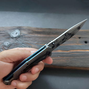 Нож складной серый череп на лезвии 22 см