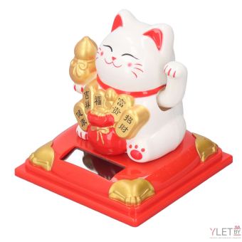 Маятник пластик от солнечной батареи "Белый Манэки-нэко с с горой слитков" 7х7х7,5 см