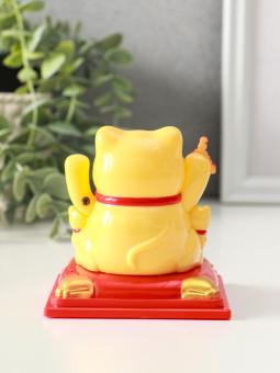 Маятник антистресс «Кот жёлтый Манэки-нэко с котятами и золотом», 8×8×8.2 см