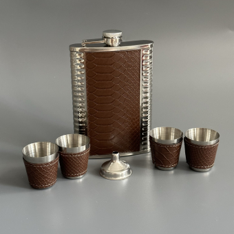 Набор: фляжка, 4 стопки и дозатор Крокодил коричневый