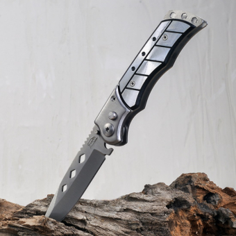 Нож металлический складной с ромбовидными прорезями на лезвии