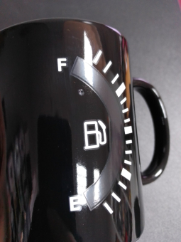 Кружка хамелеон Уровень топлива черная С ДЕФЕКТОМ 4