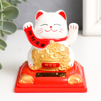 Маятник пластик от солнечной батареи "Белый Манэки-нэко с с горой слитков" 7х7х7,5 см