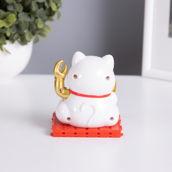 Маятник антистресс «Кот белый Манэки-нэко с клешней», пластик, 8×8×8.5 см.