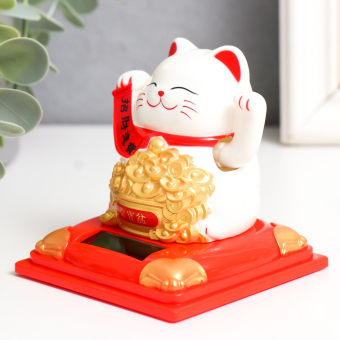 Маятник пластик от солнечной батареи "Белый Манэки-нэко с с горой слитков" 7х7х7,5 см