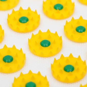 Аппликатор «Кузнецова», 70 колючек, 23×32 см, жёлтый