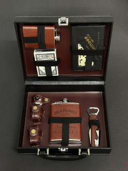 Подарочный набор в кожаном кейсе (8 предметов) PMH-2 (мультитул, фляжка 4oz, фляжка 8oz, карты, домино, 2 рюмки,лейка)