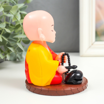 Маятник от солнечной батареи «Маленький будда с чётками», пластик, 11×8.5×8.5 см