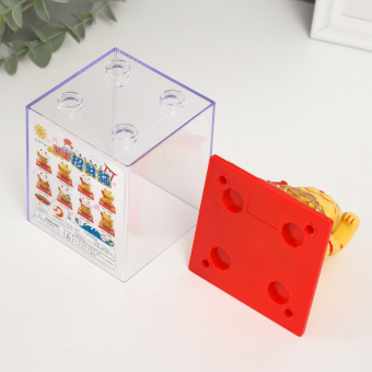 Маятник антистресс «Кот жёлтый Манэки-нэко с котятами и золотом», 8×8×8.2 см