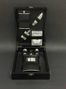 Набор подарочный (7 предметов) 23-MH-5 (Фляжка 9oz, фляжка 7oz, фляжка брелок 1 oz, мультитул, карты 2 стопки, лейка, ремень для переноски)