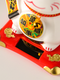 Маятник от солнечной батареи «Манэки-нэко счастливый барабан», керамика, 10×11×10.8 см